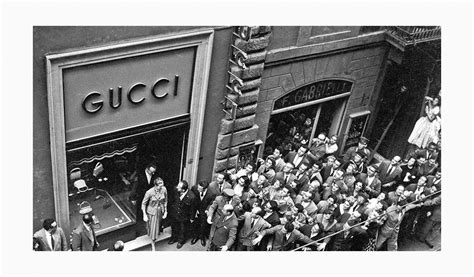 primo abito fatto da gucci 1926|La storia di GUCCI .